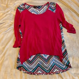 3/4 sleeve red and patterned shirt